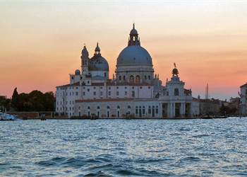 Commercial Premises / Showrooms for Rent in Venezia